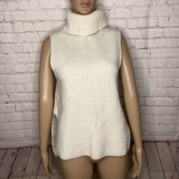 Uniqlo woman’s sweater size medium - Picture 2 of 4